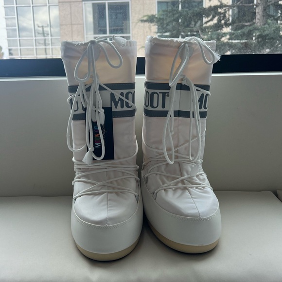 Moon Boot Classic White Snow Boots - Picture 1 of 4